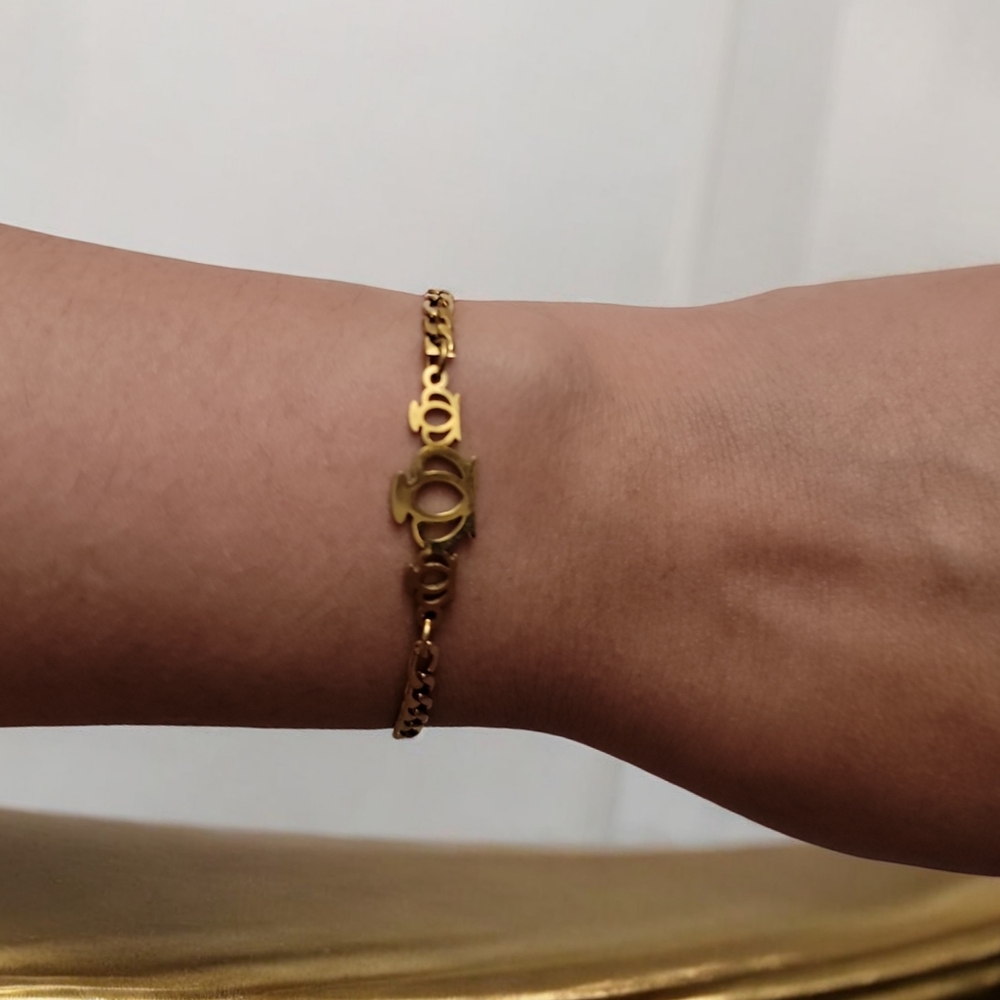 GOLD OVER STAINLESS STEEL Chain link with center crowns details